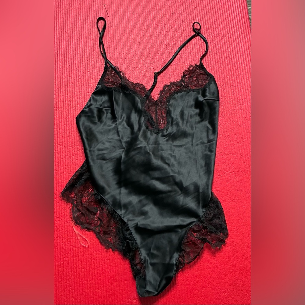 Brand New VS thong negligee in Black . sz Small